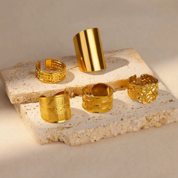 Bague Dorée Géométrique – Lignes et Lumière