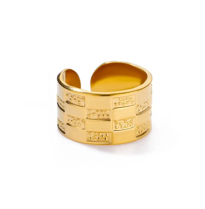 Bague Dorée Géométrique – Lignes et Lumière