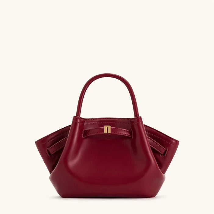 Crimson Chic — L’accessoire qui fait battre les cœurs