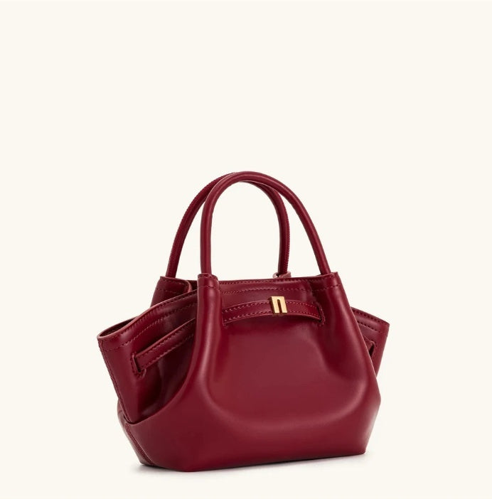 Crimson Chic — L’accessoire qui fait battre les cœurs
