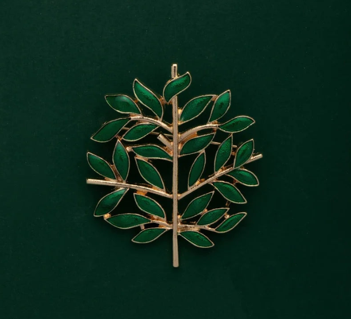 La Broche des Arbres Sacrés — La lumière dorée des traditions vivantes
