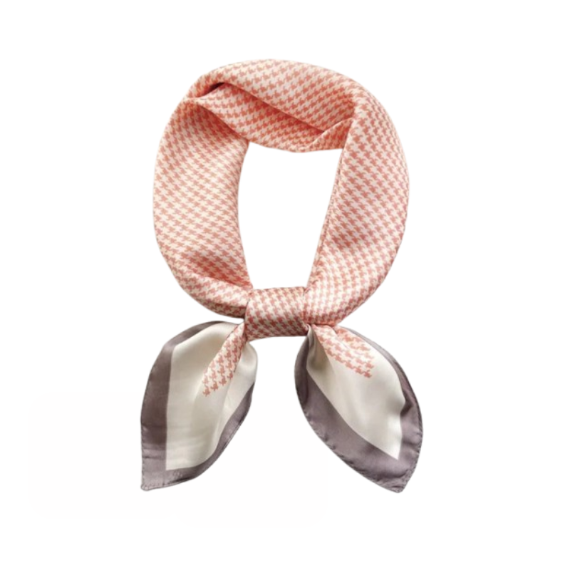 Le Foulard des Brumes Rosées — La lumière pastel des gestes feutrés