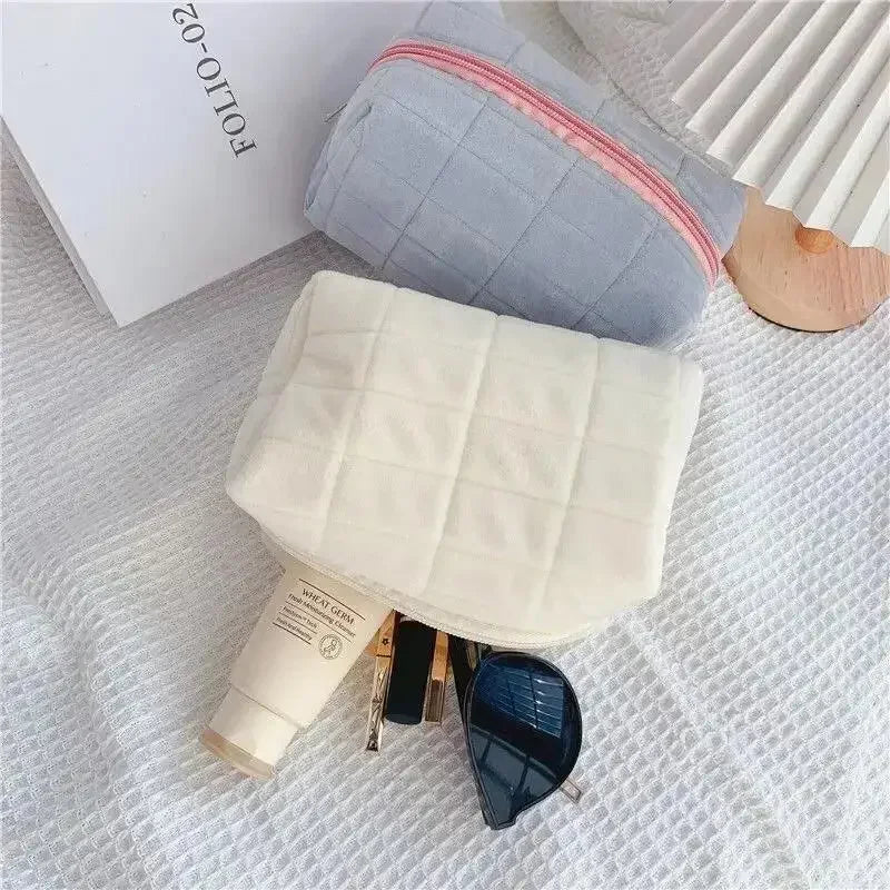 La Trousse des Étoffes Calmes — les beautés qui aiment le geste lent