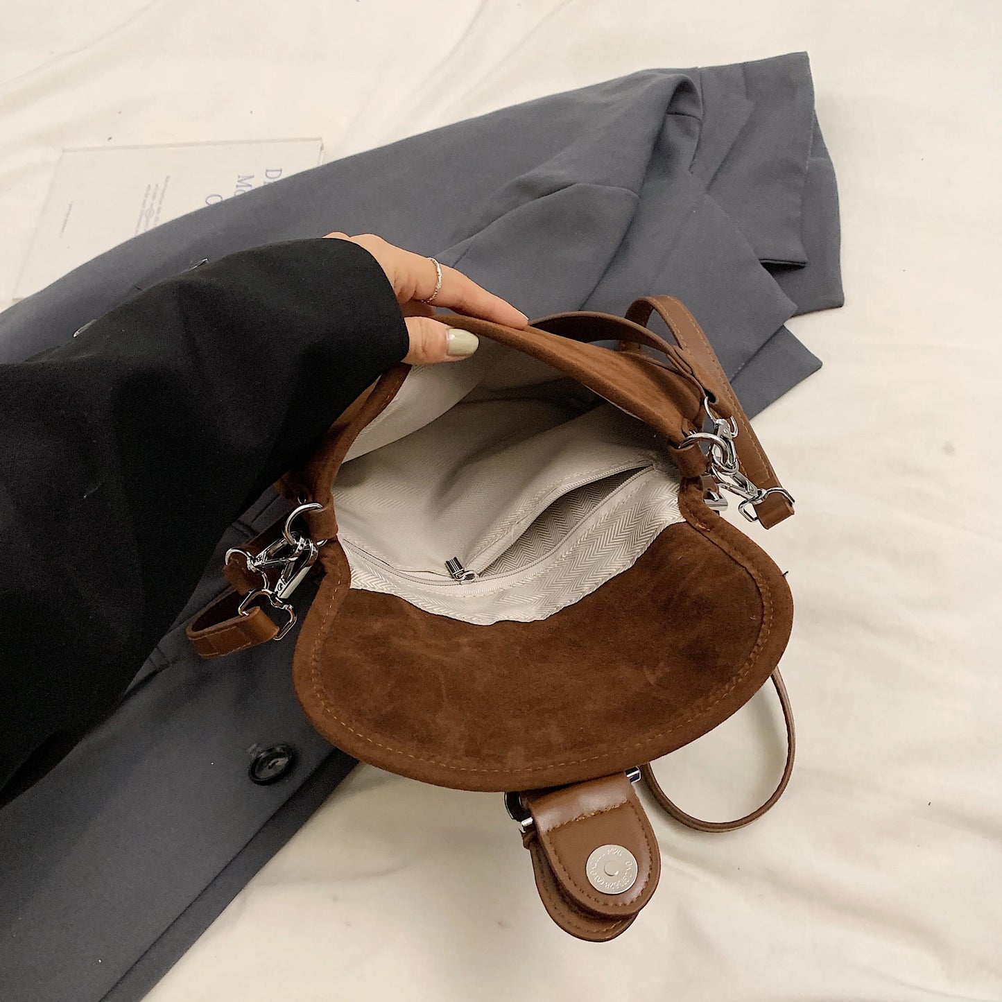 La Besace du Temps Suspendu — Le sac entre deux mondes