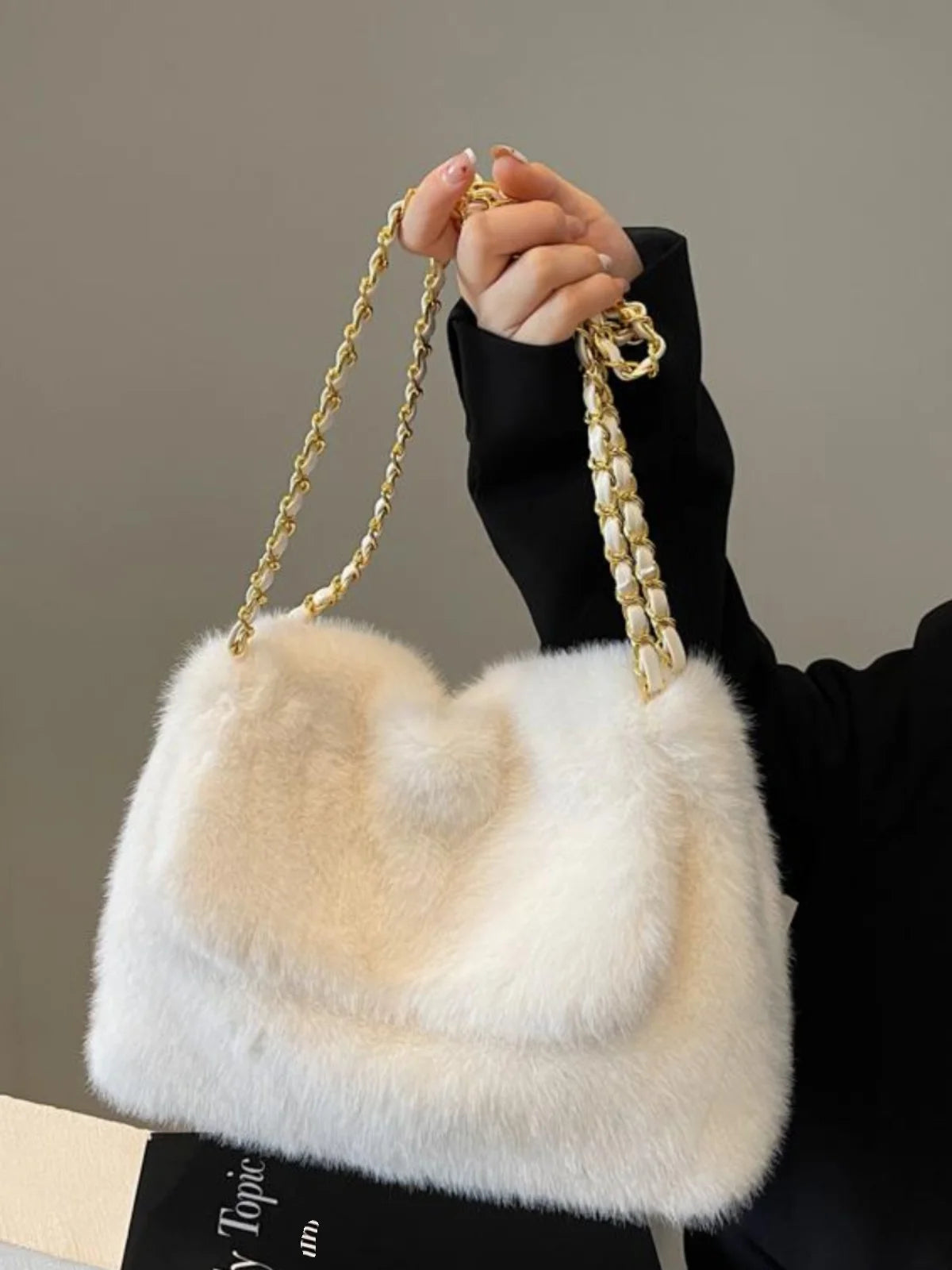 Blancheur Sacrée — Le Sac aux Lueurs Veloutées