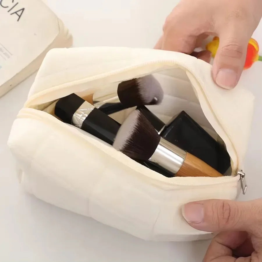 La Trousse des Étoffes Calmes — les beautés qui aiment le geste lent