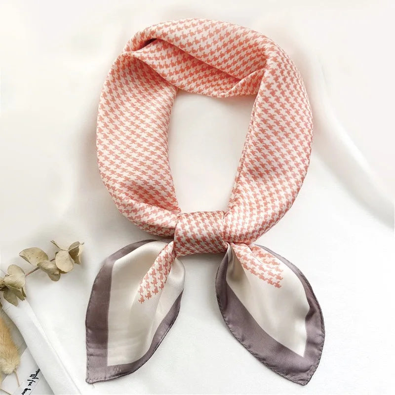 Le Foulard des Brumes Rosées — La lumière pastel des gestes feutrés