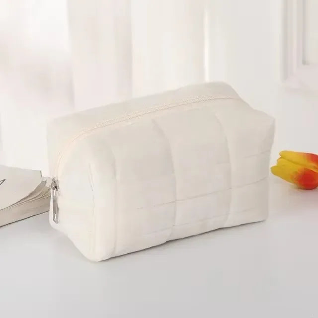 La Trousse des Étoffes Calmes — les beautés qui aiment le geste lent