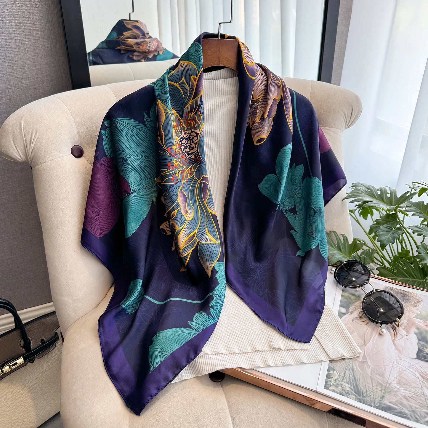 Le Foulard des Pétales Nocturnes — La sérénité florale