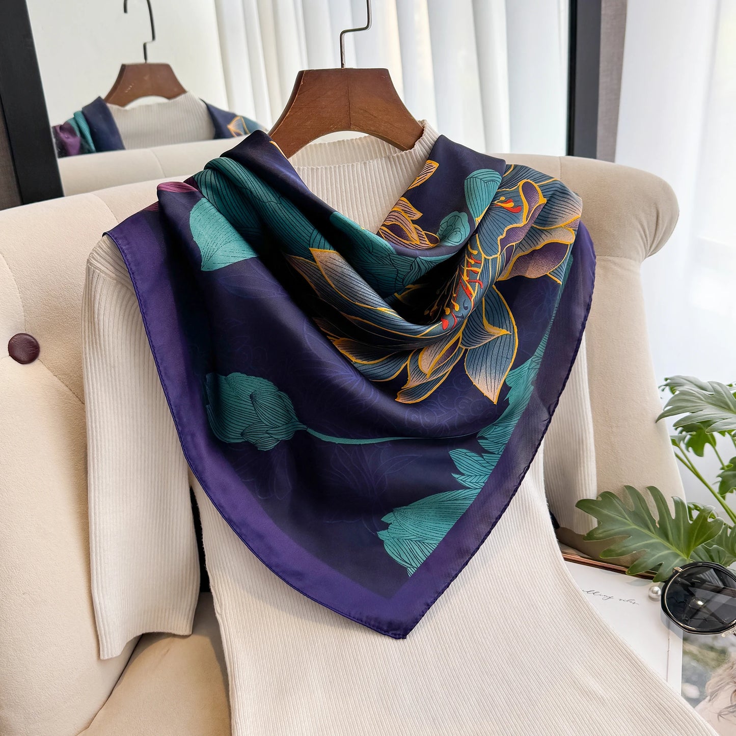 Le Foulard des Pétales Nocturnes — La sérénité florale