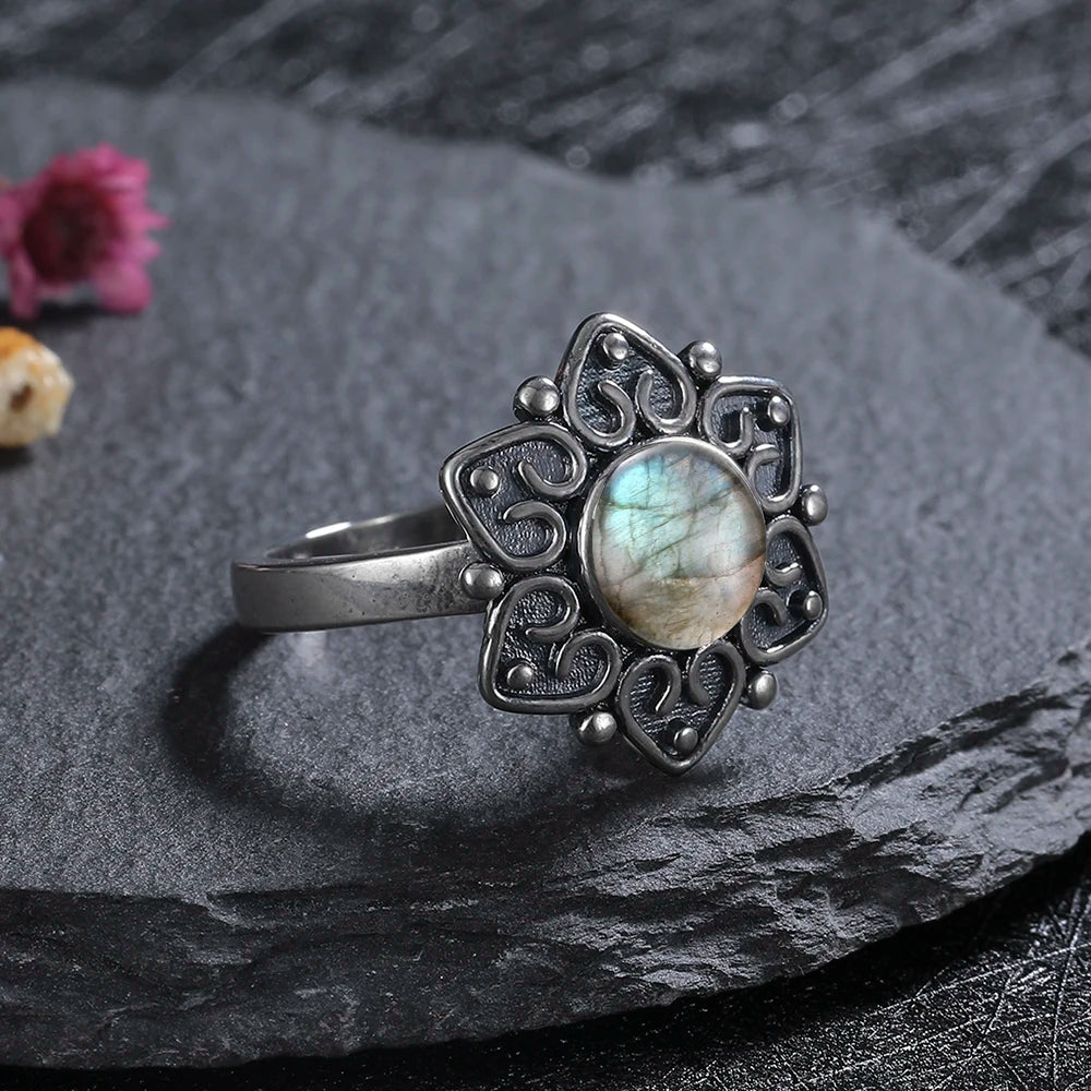 Mystère Lunaire - Bague en Labradorite aux Reflets Énigmatiques