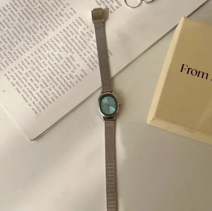 La Fenêtre des Brises Argentées — Montre des Élans Sereins