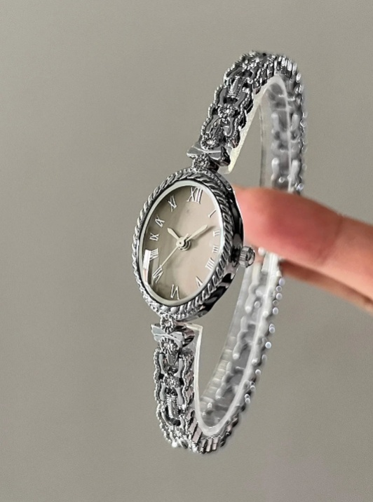 La Couronne des Maillons Lunaires — Amulette des Minutes Précieuses