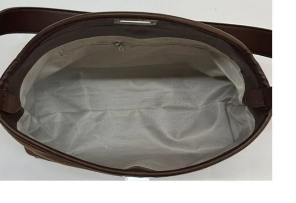 La Muse des Rues Calmes — Le Sac aux Courbes Intemporelles