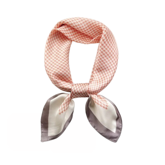 Le Foulard des Brumes Rosées — La lumière pastel des gestes feutrés