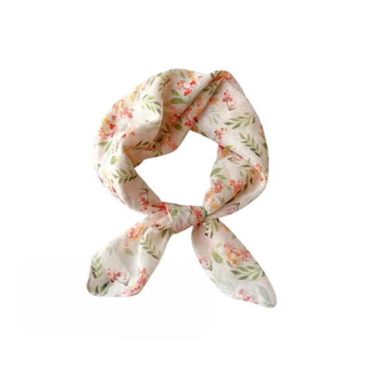 Le Foulard des Brises Fleuries — La tendresse posée sur les jours clairs