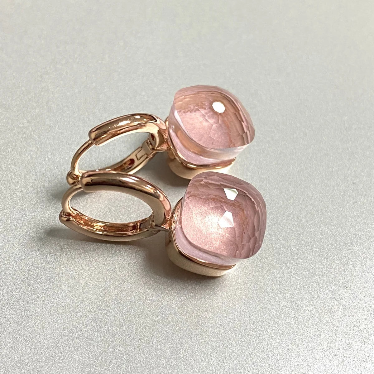 Rose Astrale — Les Gemmes aux Éclats Suspendus