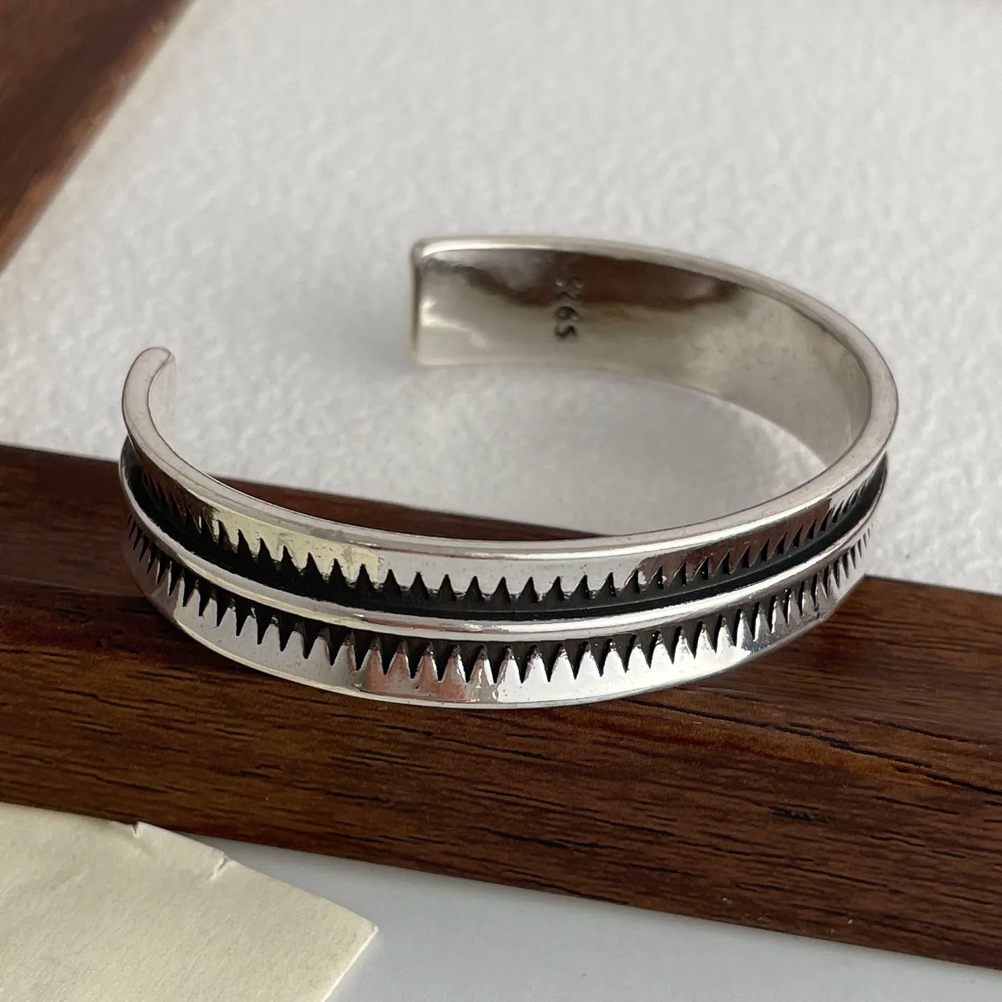 Tribal Sterling – La Pièce Sculptée