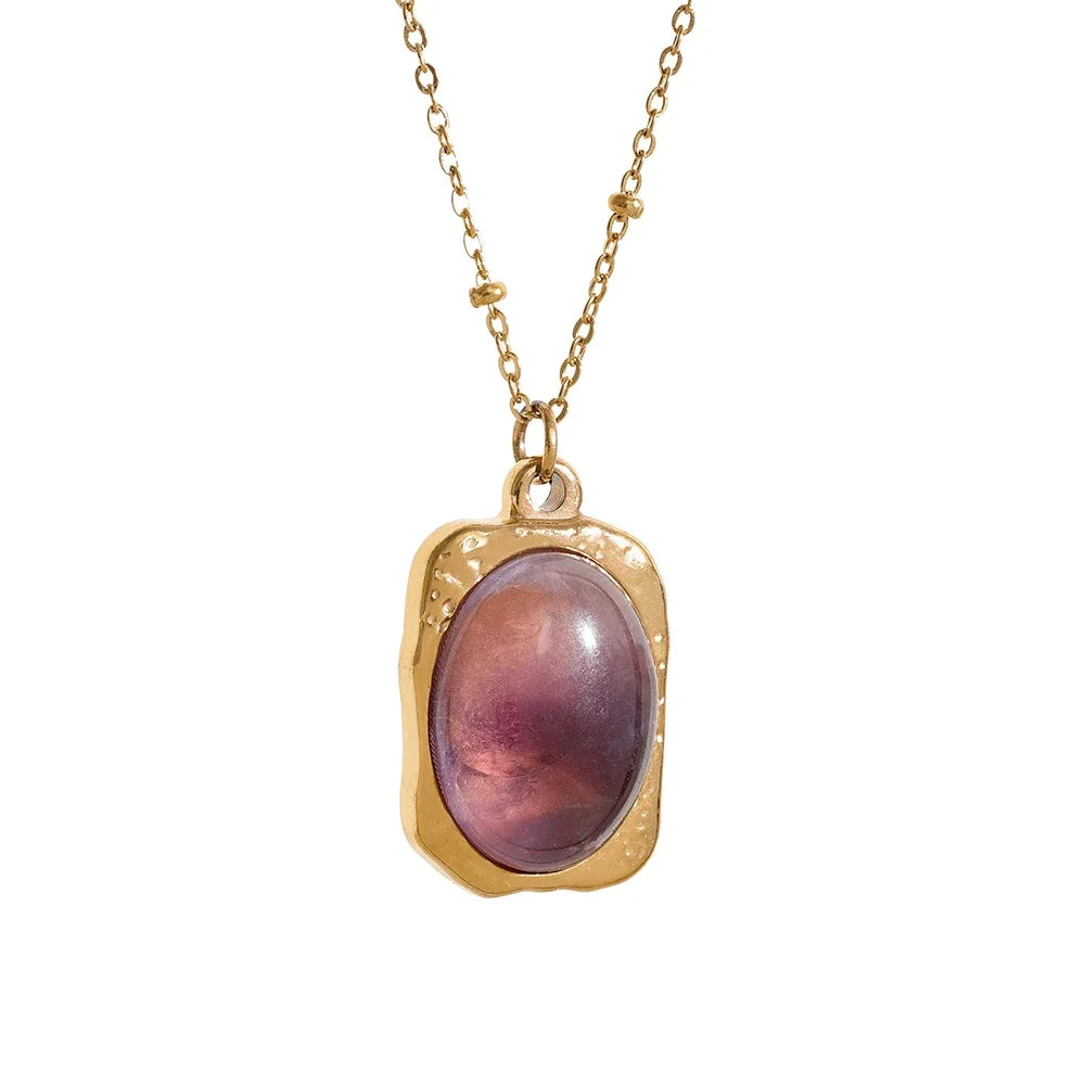 Voile Pourpre — Le Collier à la Pierre Enchantée