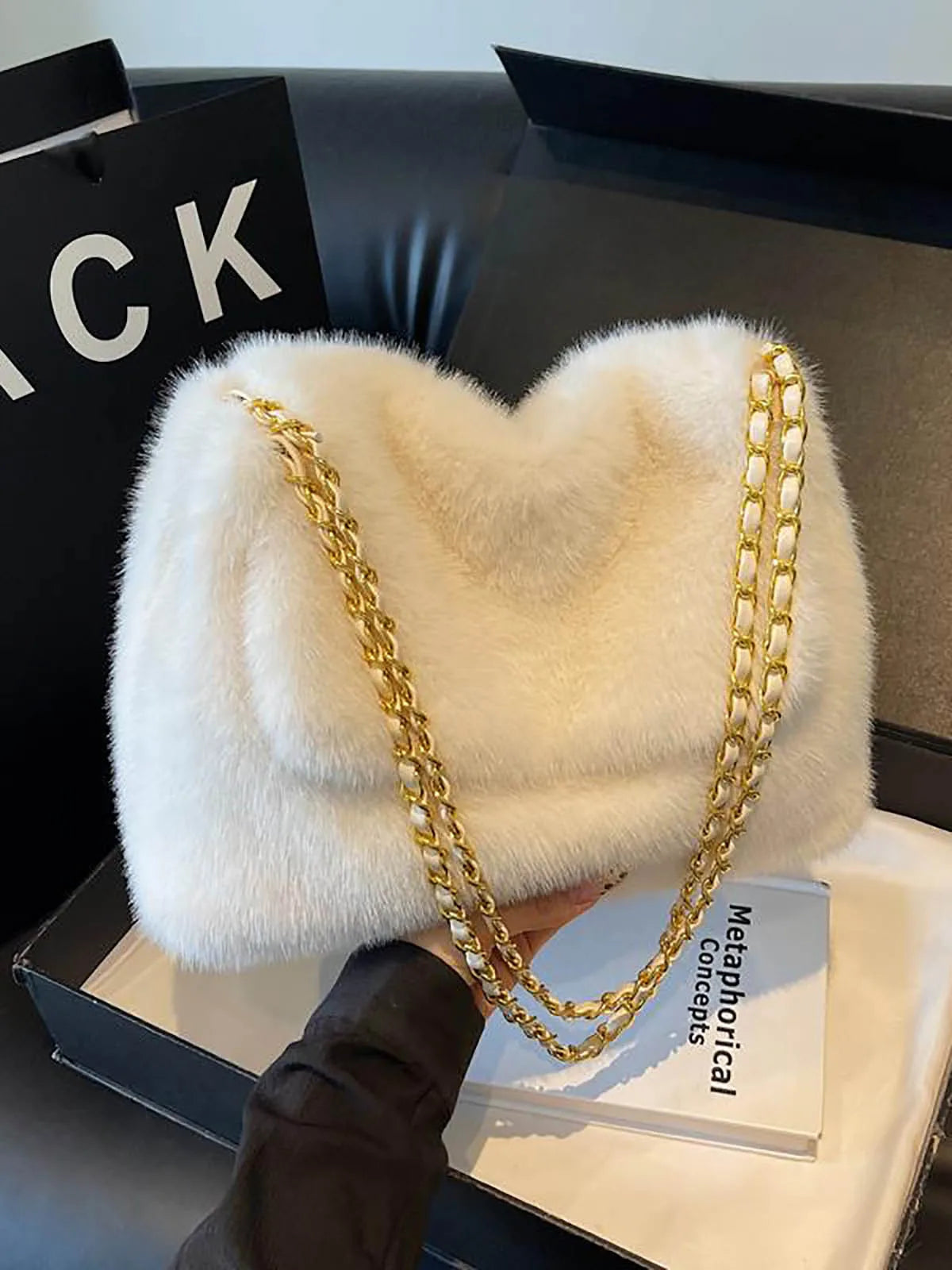 Blancheur Sacrée — Le Sac aux Lueurs Veloutées