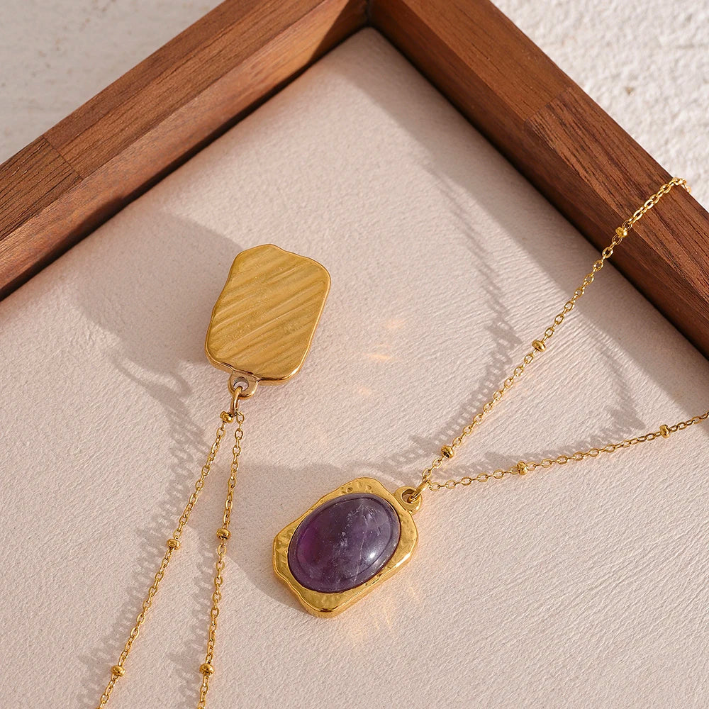 Voile Pourpre — Le Collier à la Pierre Enchantée
