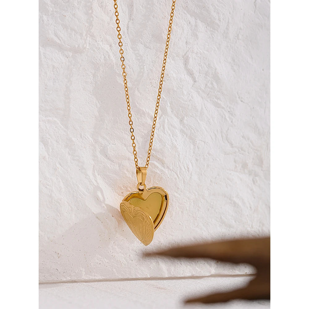 Cœur de Lueur — Le Collier aux Reflets Tendres