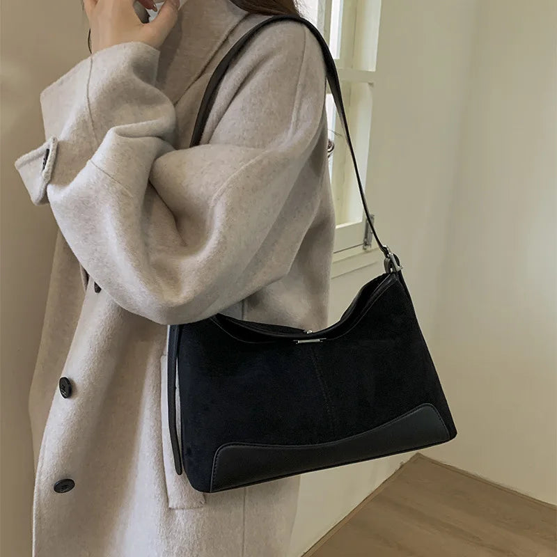 La Muse des Rues Calmes — Le Sac aux Courbes Intemporelles
