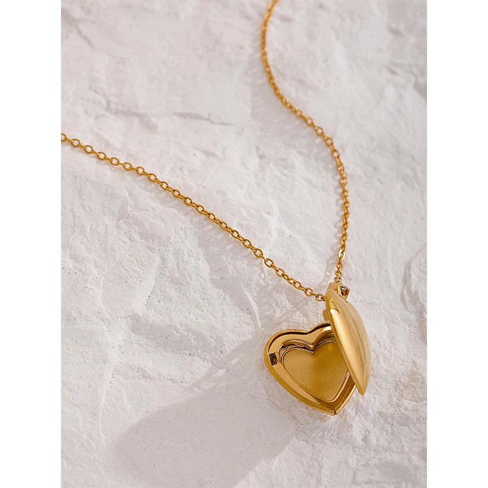 Cœur de Lueur — Le Collier aux Reflets Tendres